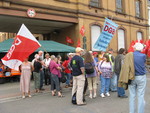 Die UnterstützerInnen aus Mannheim undHeidelberg waren erstaunt dass auch am späten Abend noch so viele Streikende vor den Toren waren.