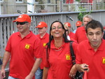 Der Demozug kommt vom Betrieb unter der Bahnlinie auf dem Weg zum Rathaus.