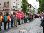 Die MannheimerInnen als Teil der Kette zum Stadttor. Spontan beteiligten sich einige Menschen daran, die eigentlich nur einkaufen waren.